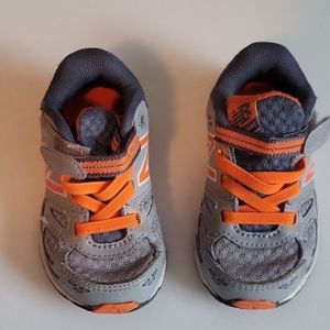 New Balance Kids' Gray and Orange Sneakers size 6